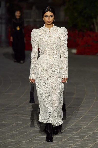 Look 10
